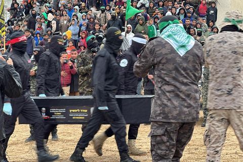 Ein schwarzer Sarg wird von der Hamas an Israel übergeben