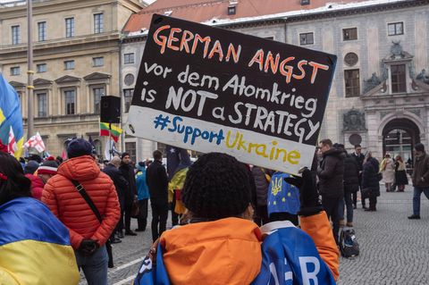 Aufrüstung für den Frieden? Demonstranten protestieren in München