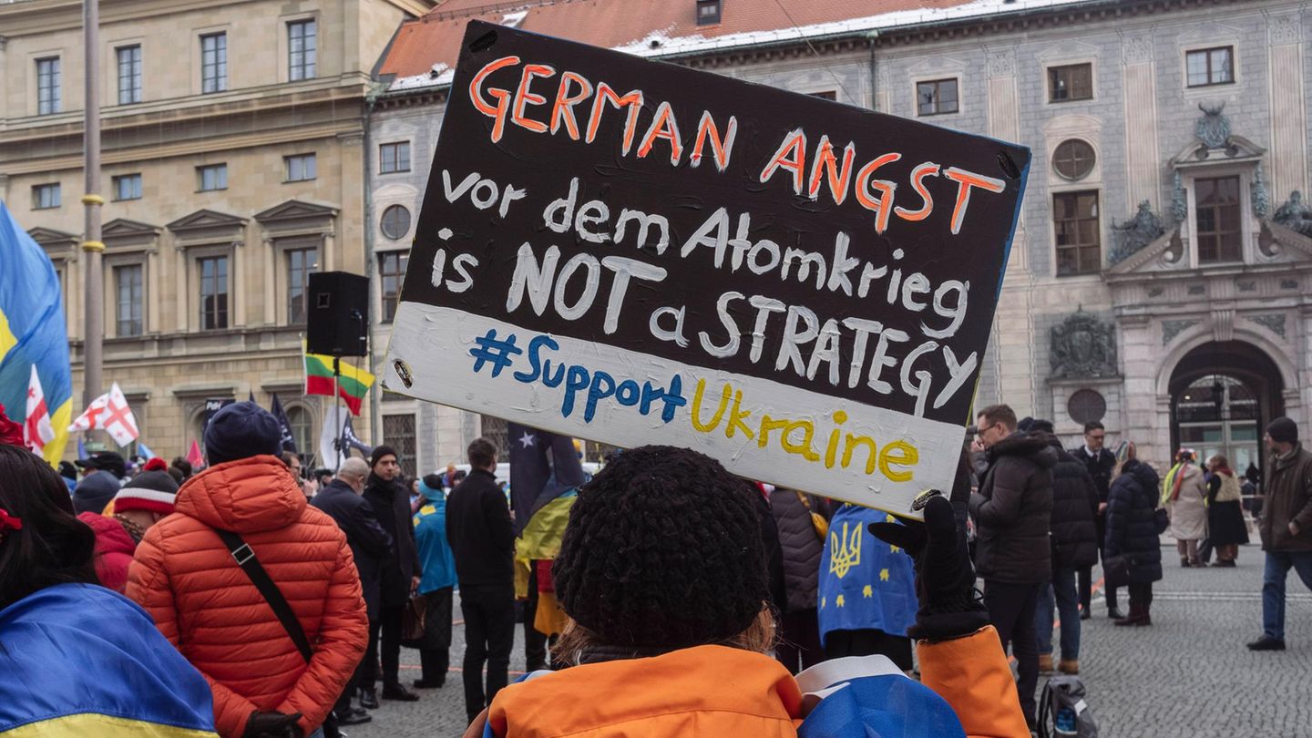 Aufrüstung für den Frieden? Demonstranten protestieren in München