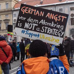 Aufrüstung für den Frieden? Demonstranten protestieren in München