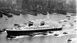 "Die 'United States' läuft in New York ein: Der neue amerikanische Ozeanriese, der als das schönste, schnellste und sicherste Schiff mit den neuesten Ausstattungen im transatlantischen Luxus bezeichnet wird, lief am 23. Juni 1952 zum ersten Mal in den New Yorker Hafen ein", lautet die damalige Bildbeschreibung der Fotoagentur AP