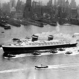 "Die 'United States' läuft in New York ein: Der neue amerikanische Ozeanriese, der als das schönste, schnellste und sicherste Schiff mit den neuesten Ausstattungen im transatlantischen Luxus bezeichnet wird, lief am 23. Juni 1952 zum ersten Mal in den New Yorker Hafen ein", lautet die damalige Bildbeschreibung der Fotoagentur AP