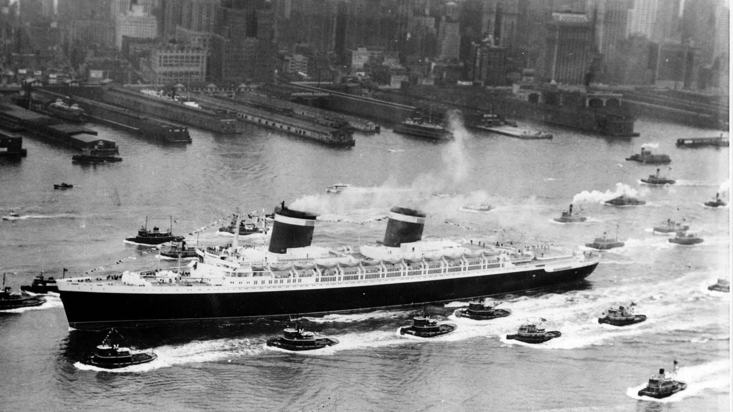 30 Jahre vor Anker: "Die 'United States' läuft in New York ein: Der neue amerikanische Ozeanriese, der als das schönste, schnellste und sicherste Schiff mit den neuesten Ausstattungen im transatlantischen Luxus bezeichnet wird, lief am 23. Juni 1952 zum ersten Mal in den New Yorker Hafen ein", lautet die damalige Bildbeschreibung der Fotoagentur AP "Die 'United States' läuft in New York ein: Der neue amerikanische Ozeanriese, der als das schönste, schnellste und sicherste Schiff mit den neuesten Ausstattungen im transatlantischen Luxus bezeichnet wird, lief am 23. Juni 1952 zum ersten Mal in den New Yorker Hafen ein", lautet die damalige Bildbeschreibung der Fotoagentur AP