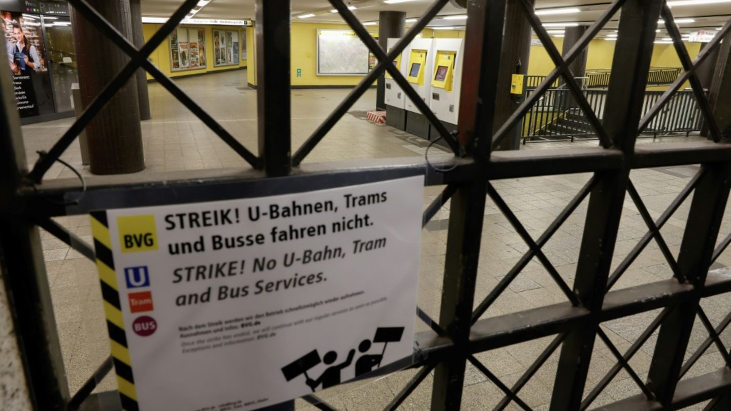 Streikhinweis an Berliner U-Bahnstation