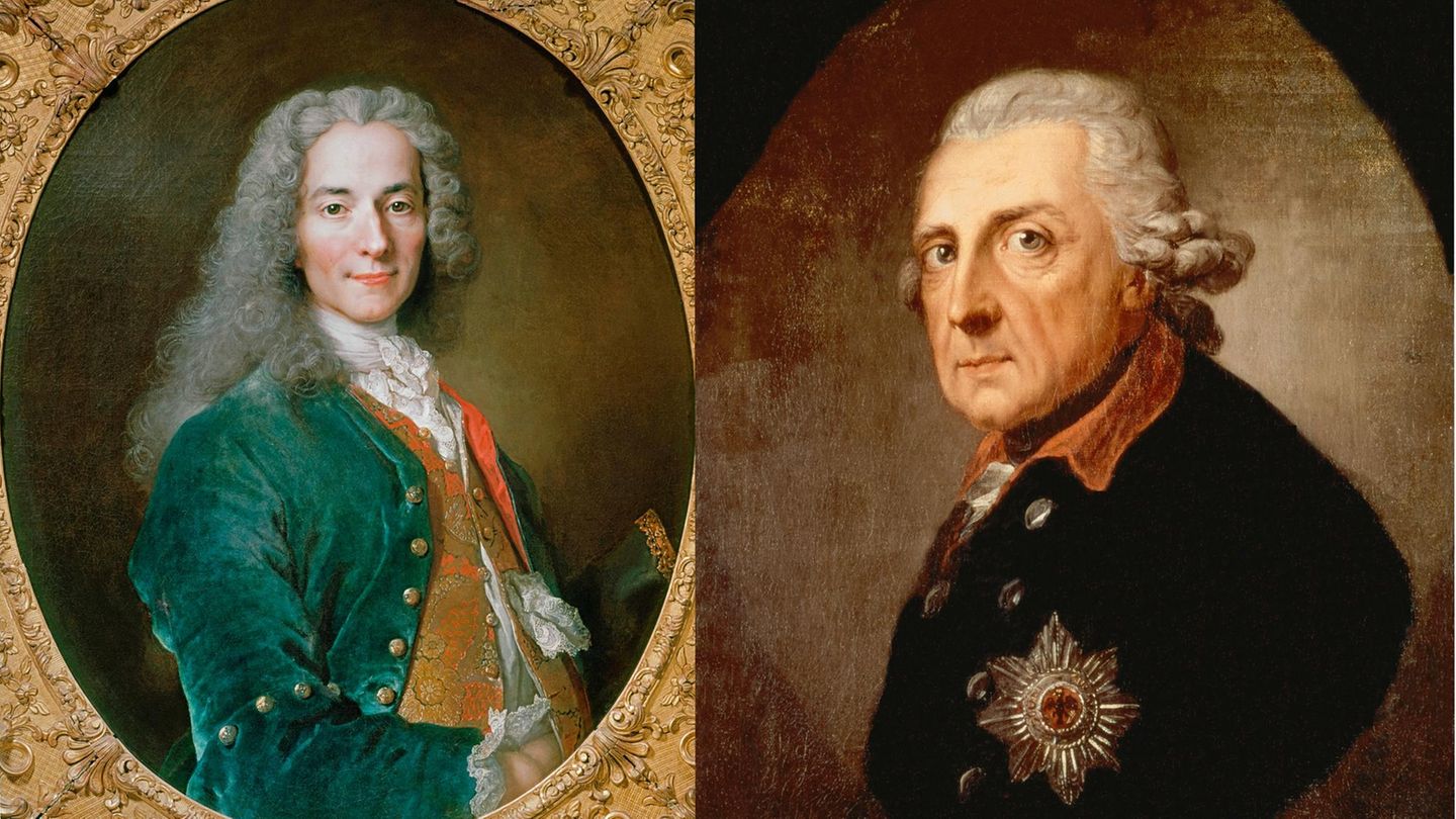 Kulturgeschichte: Erst waren sie nur Brieffreunde, dann kam der französische Philosoph Voltaire (links) mit rumpelnder Kutsche an den Hof des Preußenkönigs Friedrich II. Und wie es so ist, wenn man mit dem Brieffreund zusammenzieht: Es ging nicht gut. Voltaire begriff, dass ein König niemals handeln kann wie ein Philosoph, weil er eben ab und zu einfach mal jemanden in Ketten legen muss – Königsnatur. Und der Alte Fritz hatte irgendwann die Nase voll davon, dass dieser eitle Schöngeist sich dauernd über sein bezauberndes Querflötenspiel lustig machte. Warum hielt der Schnösel sich ständig für etwas Besseres? Hatte er ihn nicht sogar bei fragwürdigen Finanzspekulationen erwischt? Der König demütigte seinen Schloßphilosophen so lange, bis Voltaire mit wehenden Rockschößen das Weite suchte Erst waren sie nur Brieffreunde, dann kam der französische Philosoph Voltaire (links) mit rumpelnder Kutsche an den Hof des Preußenkönigs Friedrich II. Und wie es so ist, wenn man mit dem Brieffreund zusammenzieht: Es ging nicht gut. Voltaire begriff, dass ein König niemals handeln kann wie ein Philosoph, weil er eben ab und zu einfach mal jemanden in Ketten legen muss – Königsnatur. Und der Alte Fritz hatte irgendwann die Nase voll davon, dass dieser eitle Schöngeist sich dauernd über sein bezauberndes Querflötenspiel lustig machte. Warum hielt der Schnösel sich ständig für etwas Besseres? Hatte er ihn nicht sogar bei fragwürdigen Finanzspekulationen erwischt? Der König demütigte seinen Schloßphilosophen so lange, bis Voltaire mit wehenden Rockschößen das Weite suchte