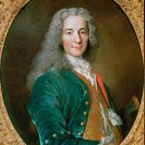 Erst waren sie nur Brieffreunde, dann kam der französische Philosoph Voltaire (links) mit rumpelnder Kutsche an den Hof des Preußenkönigs Friedrich II. Und wie es so ist, wenn man mit dem Brieffreund zusammenzieht: Es ging nicht gut. Voltaire begriff, dass ein König niemals handeln kann wie ein Philosoph, weil er eben ab und zu einfach mal jemanden in Ketten legen muss – Königsnatur. Und der Alte Fritz hatte irgendwann die Nase voll davon, dass dieser eitle Schöngeist sich dauernd über sein bezauberndes Querflötenspiel lustig machte. Warum hielt der Schnösel sich ständig für etwas Besseres? Hatte er ihn nicht sogar bei fragwürdigen Finanzspekulationen erwischt? Der König demütigte seinen Schloßphilosophen so lange, bis Voltaire mit wehenden Rockschößen das Weite suchte