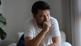Zunge: Man hustet in seine Faust