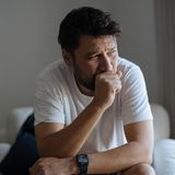 Zunge: Man hustet in seine Faust