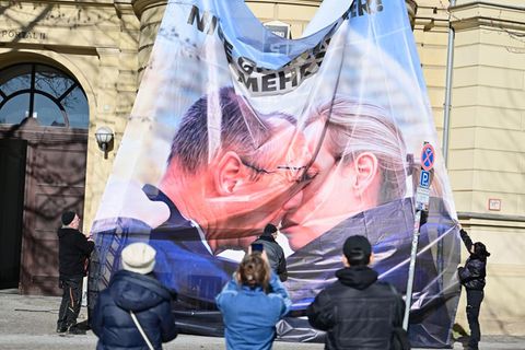 Das Plakat des Zentrums für Politische Schönheit erinnert an den Bruderkuss von Erich Honecker und Leonid Breschnew