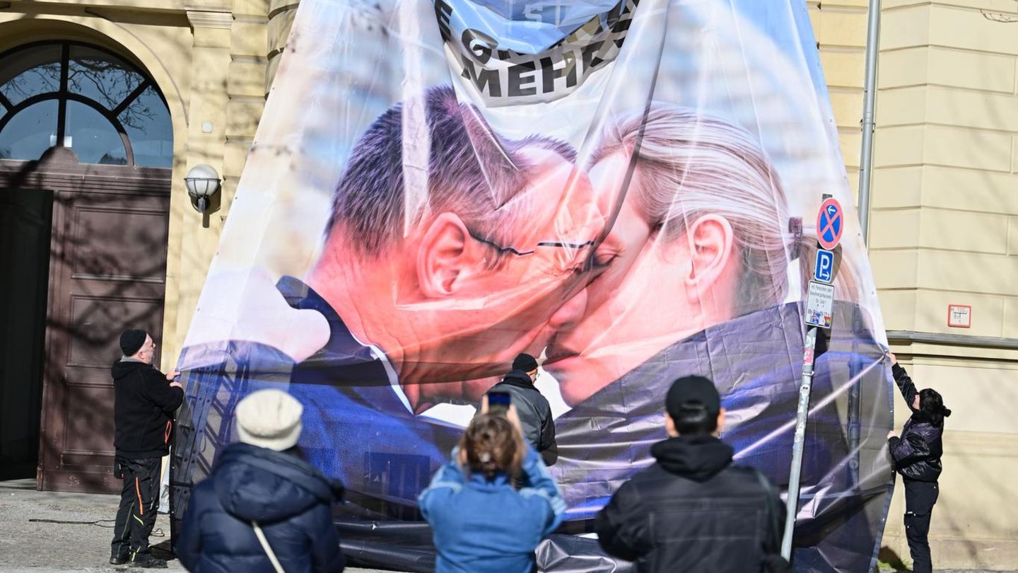 Das Plakat des Zentrums für Politische Schönheit erinnert an den Bruderkuss von Erich Honecker und Leonid Breschnew