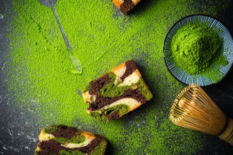 Matcha Dessert liegt auf einem Tisch.