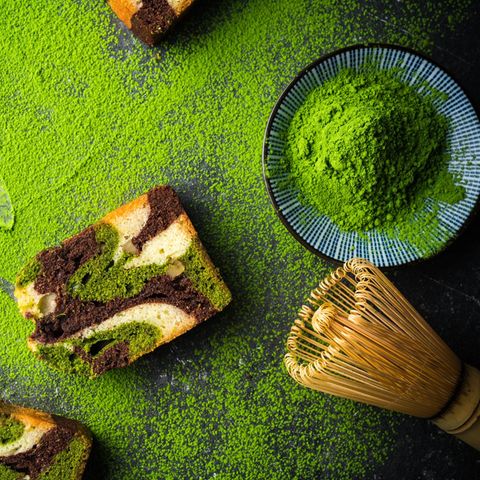 Matcha Dessert liegt auf einem Tisch.