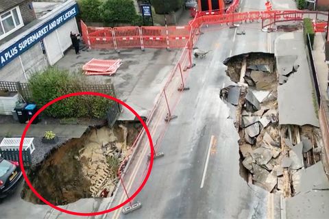 Eine Luftaufnahme von Godstone in England zeigt zwei Erdkater inmitten einer Wohngegend