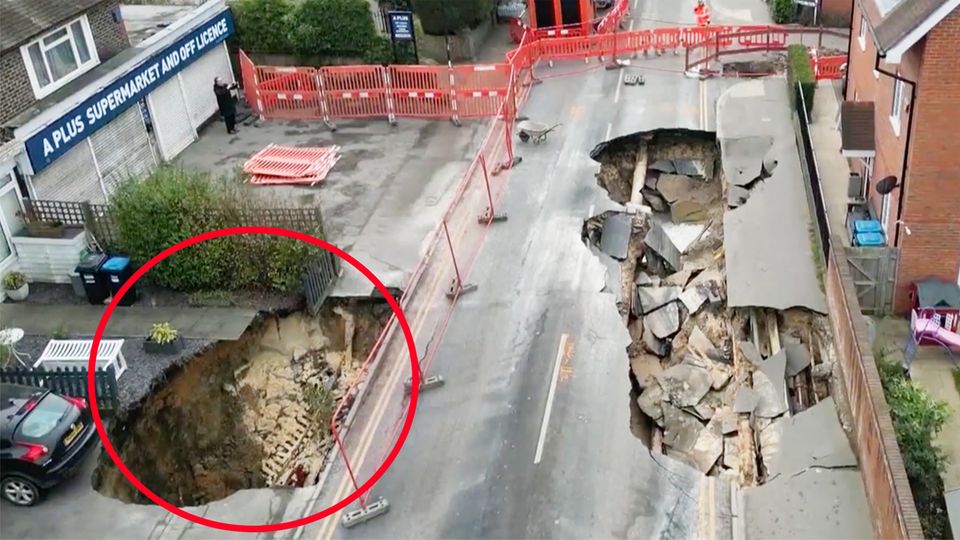 Eine Luftaufnahme von Godstone in England zeigt zwei Erdkater inmitten einer Wohngegend