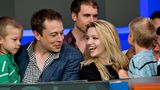 Musk 2010 mit seiner damaligen Verlobten Talulah Riley und seinen beiden Zwillingssöhnen Griffin (l.) und Xavier. Die Zwillinge wurden im Mai 2004 geboren und stammen aus seiner ersten Ehe mit der Schriftstellerin Justine Musk, geborene Wilson. Die Kinder kamen nach künstlicher Befruchtung zur Welt, ebenso wie die Drillinge des Paares, die im November 2006 geboren wurden: Kai, Damian und Saxon. Die drei halten sich von der Öffentlichkeit weitgehend fern. Ein 2002 geborener Sohn, Nevada Alexander, starb im Alter von nur 10 Wochen. 2008 ließen sich Justine und Elon scheiden. Xavier änderte später das Geschlecht und nennt sich nun Vivian Jenna Wilson. Sie gibt an, mit ihrem Vater gebrochen zu haben