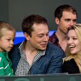 Musk 2010 mit seiner damaligen Verlobten Talulah Riley und seinen beiden Zwillingssöhnen Griffin (l.) und Xavier. Die Zwillinge wurden im Mai 2004 geboren und stammen aus seiner ersten Ehe mit der Schriftstellerin Justine Musk, geborene Wilson. Die Kinder kamen nach künstlicher Befruchtung zur Welt, ebenso wie die Drillinge des Paares, die im November 2006 geboren wurden: Kai, Damian und Saxon. Die drei halten sich von der Öffentlichkeit weitgehend fern. Ein 2002 geborener Sohn, Nevada Alexander, starb im Alter von nur 10 Wochen. 2008 ließen sich Justine und Elon scheiden. Xavier änderte später das Geschlecht und nennt sich nun Vivian Jenna Wilson. Sie gibt an, mit ihrem Vater gebrochen zu haben