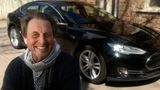 Elon Musks Vater, der südafrikanische Maschinenbauingenieur Errol Musk. Nach der Scheidung seiner Eltern lebte Elon überwiegend bei ihm, ehe er mit 17 Jahren nach Kanada zog – unter anderem auch, um dem Militärdienst in Südafrika zu entgehen. Seine beiden anderen Kinder mit Mutter Maye Musk sind Kimbal Musk und Tosca Musk
