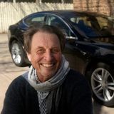 Elon Musks Vater, der südafrikanische Maschinenbauingenieur Errol Musk. Nach der Scheidung seiner Eltern lebte Elon überwiegend bei ihm, ehe er mit 17 Jahren nach Kanada zog – unter anderem auch, um dem Militärdienst in Südafrika zu entgehen. Seine beiden anderen Kinder mit Mutter Maye Musk sind Kimbal Musk und Tosca Musk