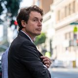 Kimbal Musk, jüngerer Bruder von Elon und Mitbegründer und Chief Executive Officer von Big Green, das Hunderte Gärten auf Schulhöfen in den USA angelegt hat. Kimbal Musk, stolze 1,95 Meter groß, ist ein selbsternannter "Social Entrepreneur" und ein Akteur in der aufstrebenden "Farm-to-Table"-Lebensmittelbewegung in den Vereinigten Staaten. Er betreibt außerdem eine Restaurantkette und einen "Beschleuniger für städtische Landwirtschaft" im New Yorker Stadtteil Brooklyn, wo junge Landwirte Salat in Schiffscontainern anbauen. Er versteigerte das sechste jemals gebaute Tesla Model 3, um Geld für Big Green zu sammeln