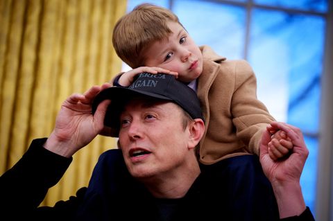 Elon Musk mit seinem Sohn X im Oval Office. X, dessen vollständiger Name X Æ A-Xii lautet, ist das älteste von drei Kindern, die Musk mit der Popsängerin Grimes hat