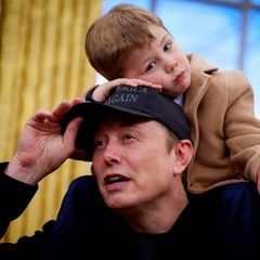 Elon Musk mit seinem Sohn X im Oval Office. X, dessen vollständiger Name X Æ A-Xii lautet, ist das älteste von drei Kindern, die Musk mit der Popsängerin Grimes hat
