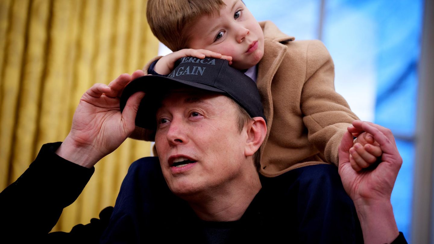 Elon Musk mit seinem Sohn X im Oval Office. X, dessen vollständiger Name X Æ A-Xii lautet, ist das älteste von drei Kindern, die Musk mit der Popsängerin Grimes hat
