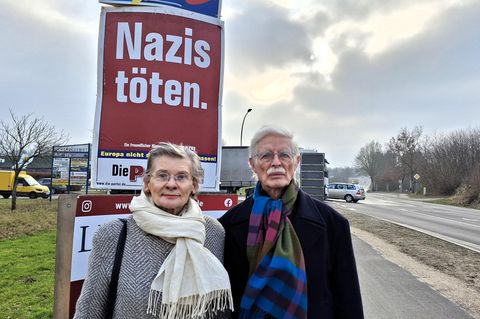 Das Eutiner Ehepaar steht vor dem Wahlplakat von "Die Partei", darauf steht: "Nazis töten."