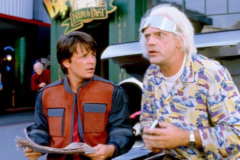 Mit der Rolle des Schülers Marty McFly wurde Michael J. Fox Mitte der 1980er-Jahre zum internationalen Teenie-Idol. In „Zurück in die Zukunft“ reist er in einem als Zeitmaschine umgebauten DeLorean ins Jahr 1955 und begegnet dort seinen späteren Eltern. Die Science-Fiction-Komödie von 1985 spielte weltweit rund 381 Millionen Dollar ein. Die Produktionskosten betrugen nur 19 Millionen Dollar. Damit war „Zurück in die Zukunft“ der erfolgreichste Kinofilm des Jahres.  Die Geschichte setzte sich in zwei Kino-Fortsetzungen fort. Darin spielte Fox erneut an der Seite von Christopher Lloyd, der den exzentrischen Erfinder Doc Brown verkörperte. Hier zu sehen in „Zurück in die Zukunft II“ von 1989.