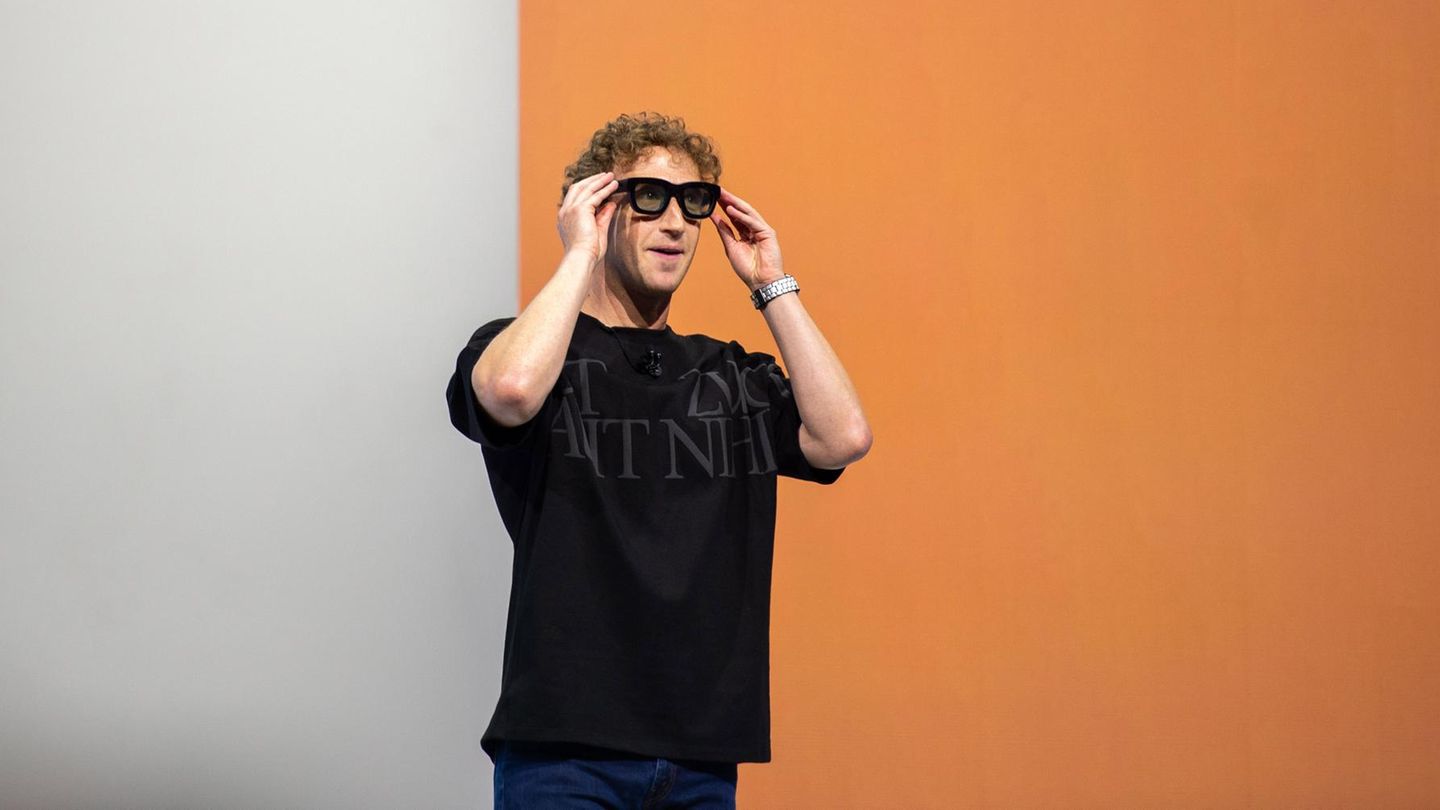 Mark Zuckerberg’s new look is an unsuccessful attempt to look cool
