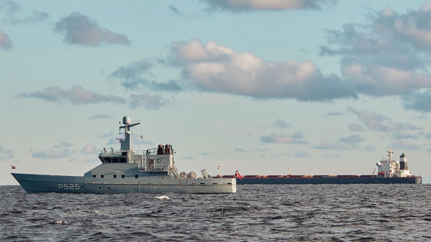 Ein Schiff der Marine von Dänemark fährt über die Ostsee