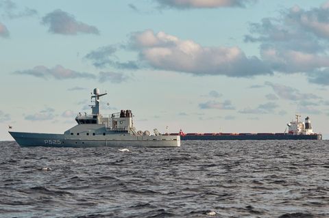 Ein Schiff der Marine von Dänemark fährt über die Ostsee