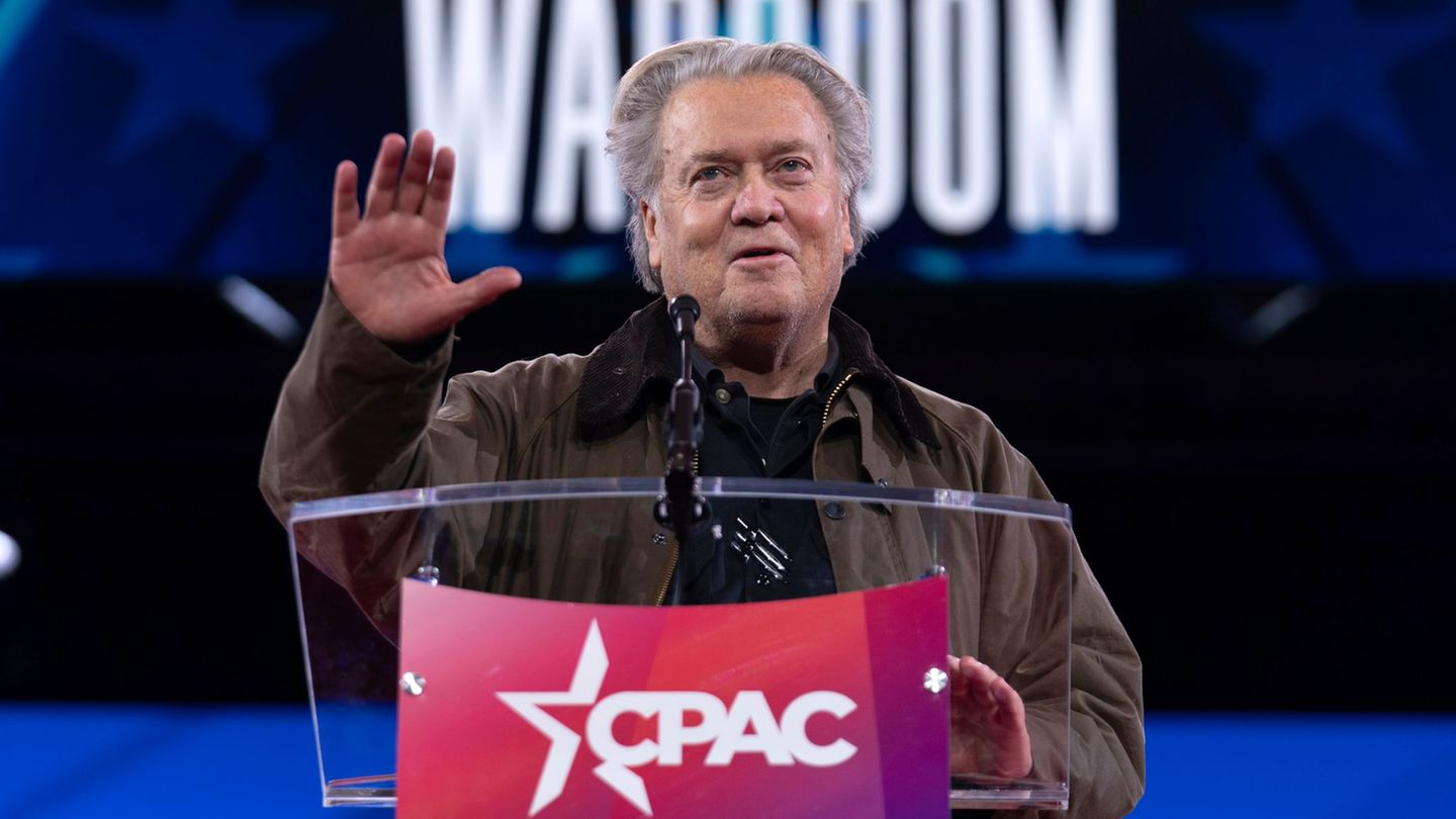 CPAC: Bannon beendet Rede mit Hitlergruß-ähnlicher Geste