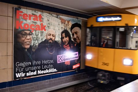 Linke-Wahlplakat in einem Berliner U-Bahnhof, eine Bahn fährt gerade ein