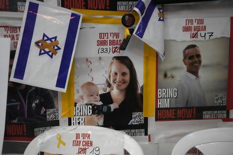 Shiri Bibas auf einem Plakat in Jerusalem. Die Leiche ihres Babys Kfir wurde am Donnerstag Israel übergeben, der Leichnam der Mutter bleibt vorerst verschollen