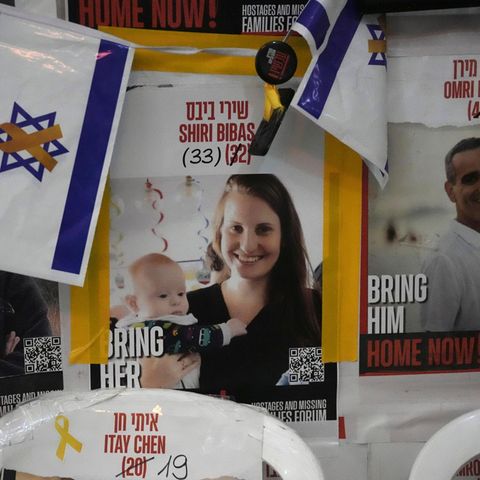 Shiri Bibas auf einem Plakat in Jerusalem. Die Leiche ihres Babys Kfir wurde am Donnerstag Israel übergeben, der Leichnam der Mutter bleibt vorerst verschollen