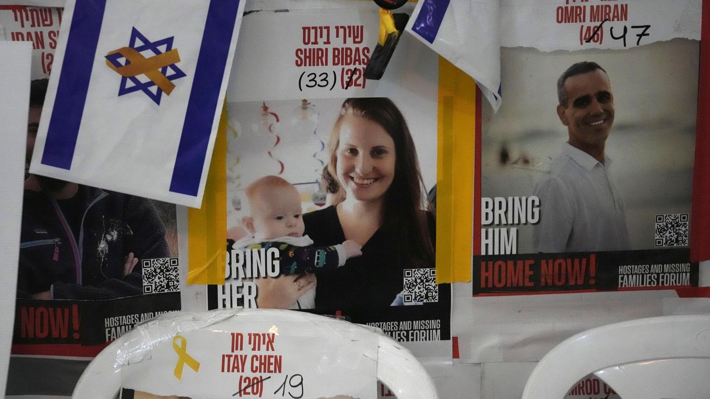 Schiri Bibas: Shiri Bibas auf einem Plakat in Jerusalem. Die Leiche ihres Babys Kfir wurde am Donnerstag Israel übergeben, der Leichnam der Mutter bleibt vorerst verschollen Shiri Bibas auf einem Plakat in Jerusalem. Die Leiche ihres Babys Kfir wurde am Donnerstag Israel übergeben, der Leichnam der Mutter bleibt vorerst verschollen