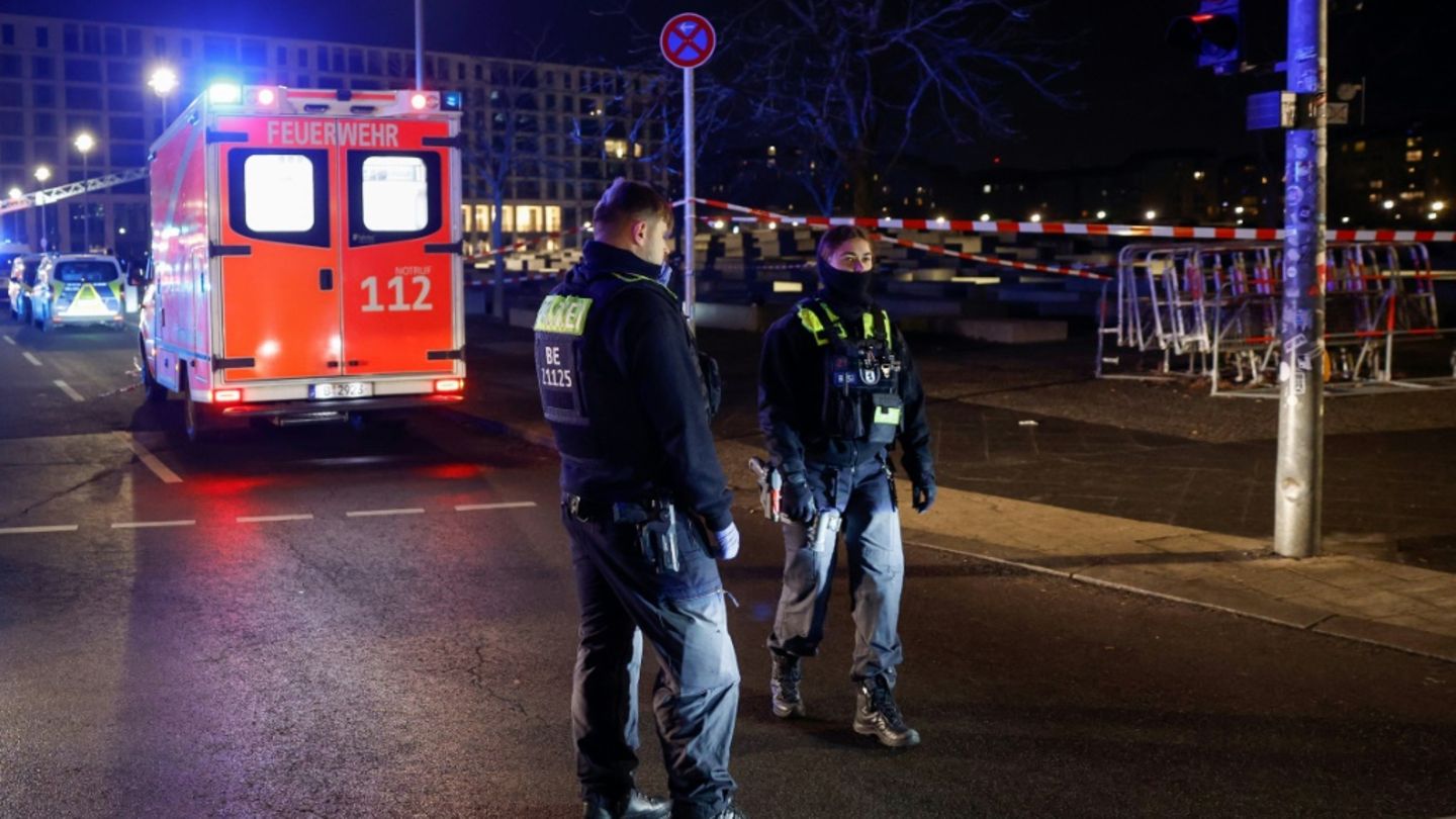 Polizei am Abend am Holocaust-Mahnmal in Berlin