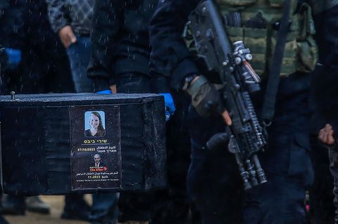 Mitglieder der Hamas tragen einen Sarg, in dem sich der Leichnam der jungen Mutter Schiri Bibas befinden sollte, der jedoch einer unbekannten Frau zugeordnet werden konnte