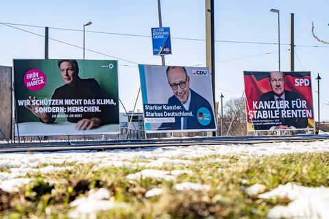 Plakate von Grünen, CDU, SPD und AfD bei der Bundestagswahl