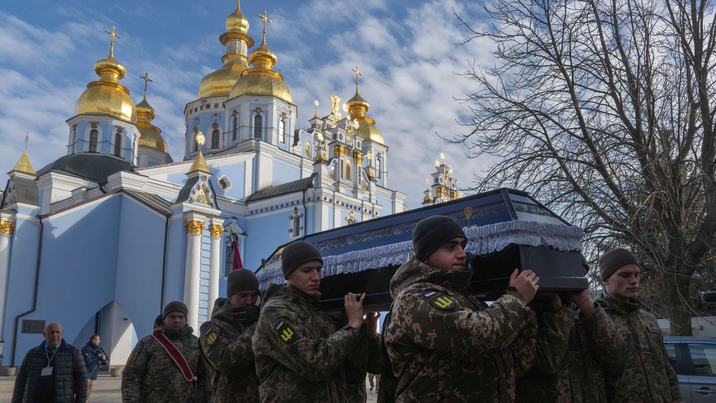 Russischer Angriffskrieg: Nach drei Jahren Krieg ist das Schicksal der Ukraine offen