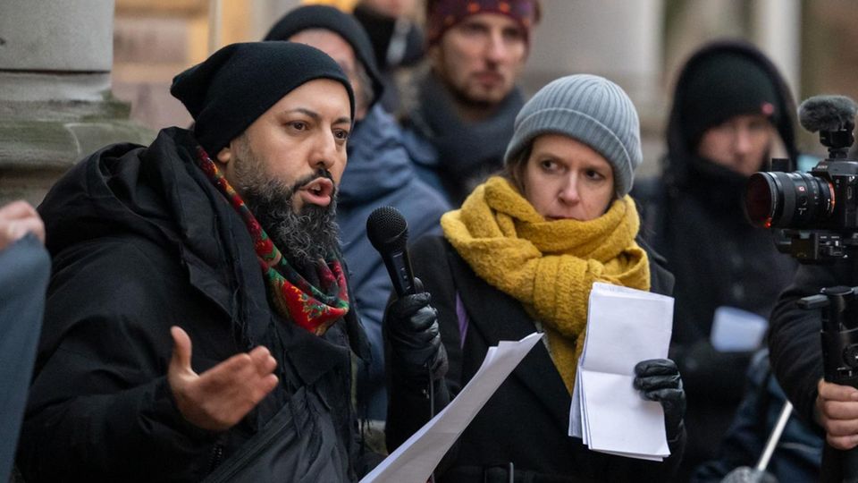 Linken-Politiker Ferat Koçak hält vor einem Gericht eine Rede vor Journalisten