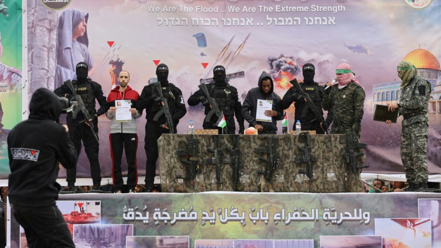 Schoham (2.v.l.) und Mengistu (4.v.r.) mit Hamas-Kämpfern