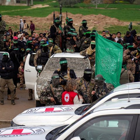 Rotes Kreuz Vertreterin spricht mit Hamas-Terroristen