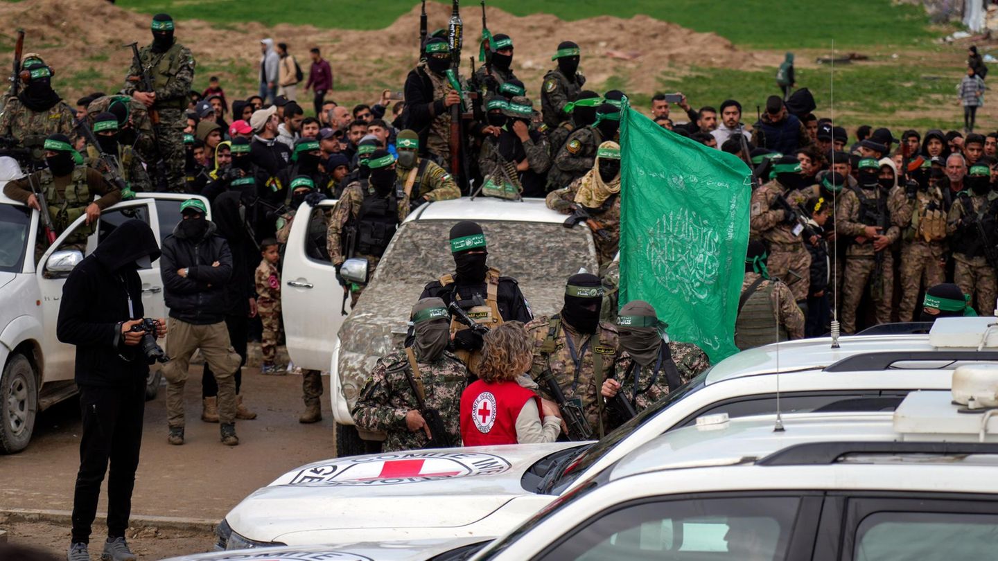 Rotes Kreuz Vertreterin spricht mit Hamas-Terroristen