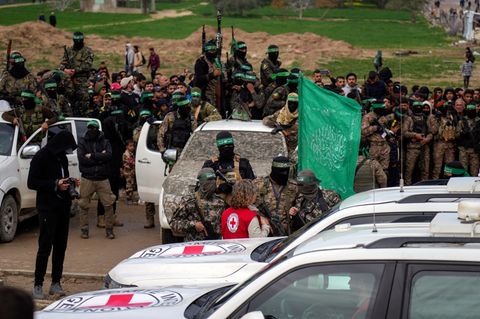 Rotes Kreuz Vertreterin spricht mit Hamas-Terroristen