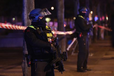 Zwei schwerbewaffnete Polizisten vor dem Holocaust-Mahnmal in Berlin