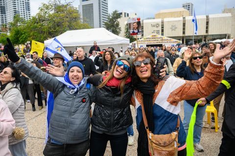 Drei Frauen liegen sich in Tel Aviv in den Armen, weil die Hamas sechs Geiseln an Israel übergibt