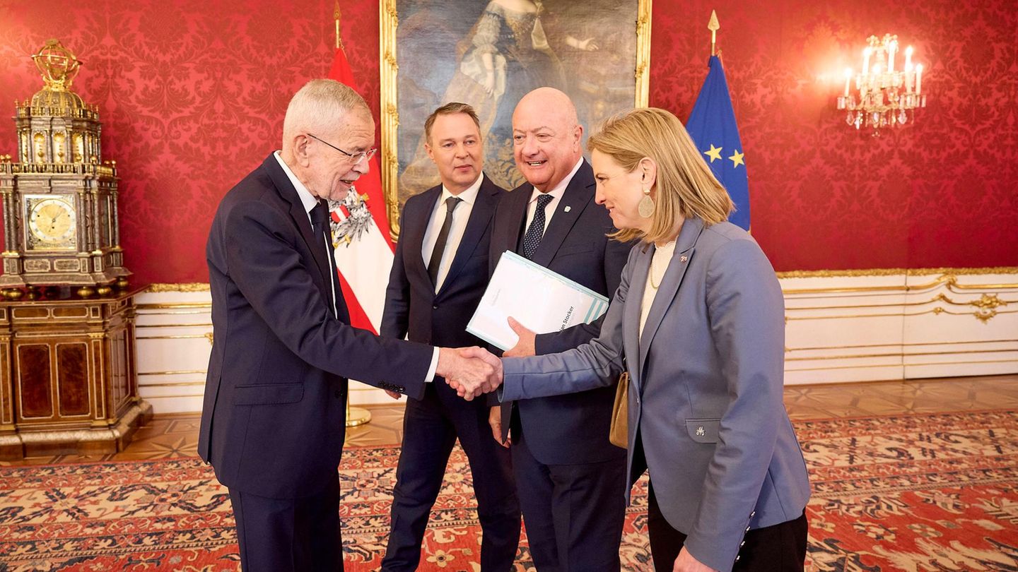 Österreichs Bundespräsident Alexander Van der Bellen empfängt die möglichen Koalitionspartner ÖVP, SPÖ und Neos in der Hofburg