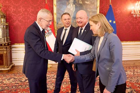 Österreichs Bundespräsident Alexander Van der Bellen empfängt die möglichen Koalitionspartner ÖVP, SPÖ und Neos in der Hofburg