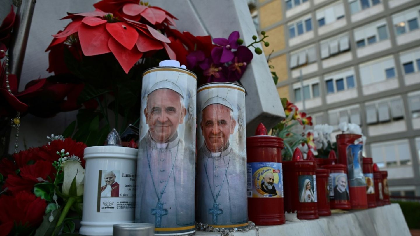 Kerzen für Franzikus vor dem Gemelli-Krankenhaus in Rom